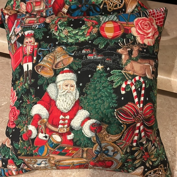 Xmas Accent Pillows. The face is made with Joan Kessler’s Xmas fabric - Picture 4 of 4